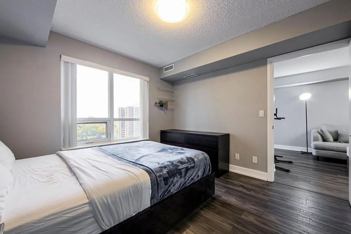 1 Bdrm W Pool Perfect Location Free Parking Apartment Toronto