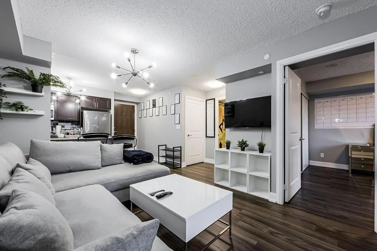 1 Bdrm W Pool Perfect Location Free Parking Apartment Toronto