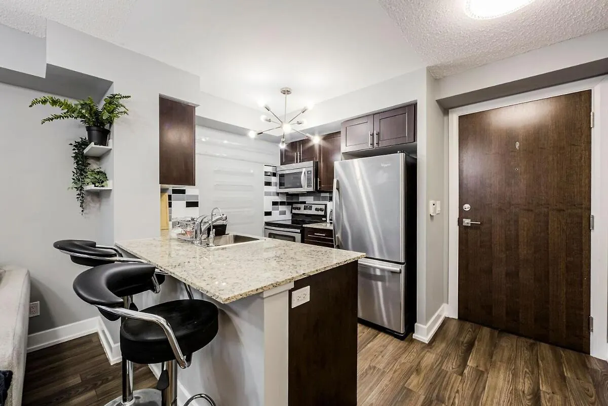 1 Bdrm W Pool Perfect Location Free Parking Apartment Toronto 0*,