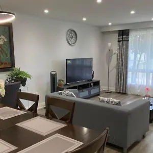  Apartment Spectacular 3 Bedroom 2 Wr House - Close To Airport